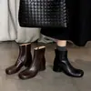 Botas Curtas de Salto Bloco Bico Redondo Lisas Simples Temperamento Zíper Lateral Inverno 2026 Confortáveis Versáteis Fáceis de Calçar Botas da Moda Femininas