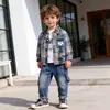 Conjunto de Camisa Xadrez Patchwork em Jeans para Meninos, Roupa Casual Estilosa de Duas Peças para Crianças para Primavera e Outono, Roupa Versátil para o Dia a Dia Infantil