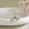 Collar de Moda Europeo y Americano con Circonita y 100 Idiomas, Colgante Personalizado con Diseño de Diablillo Murciélago, Colgante Nuevo