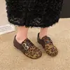 Zapatos de mujer tipo Birkenstock con punta dividida sintética, zapatos planos de doble tira otoño/invierno, estampado de leopardo retro, zapatos casuales versátiles y fáciles de llevar.