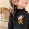 Camiseta de Manga Larga para Niña Otoño/Invierno 2026 Estilo Nuevo Camiseta Térmica de Forro Polar para Niños Medianos y Grandes, Cuello Semi Alto, Adorno de Volantes
