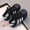 Sapatos casuais infantis, antiderrapantes, coleção outono 2026, tênis pretos com biqueira de concha para meninos, calçados esportivos de tamanho médio a grande, estilo moderno