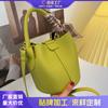 Bolsos de Textura de Gama Alta para Mujer, Nuevos Modelos Otoño e Invierno 2026, Bolsos Cruzados de Diseño de Nicho, Bolsos Cubo de Mano a la Moda al por Mayor