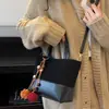 Bolsa de Moda Coreana para Mulheres 2025 Nova de Inverno Versátil Bolsa de Ombro Retro Contraste Camurça Bolsa de Mão Transversal