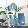 Novo conjunto de verão para meninos com listras verticais e urso com letras, manga curta, conjunto casual de moda de duas peças, vendas diretas da fábrica