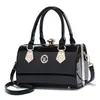 2026 Moda Nueva Europea y Americana Cuero Brillante Clip de Acero Bolso de Noche Estructurado Bolso de Hombro Cruzado Bolso Texturizado Venta al por Mayor