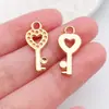 Chave de coração dourada KC vintage transfronteiriça, pingente de chave de trevo de quatro folhas em liga, acessórios de joias DIY feitos à mão atacado