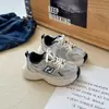 Zapatillas gruesas de nuevo estilo para niñas, primavera y otoño 2026, a la moda, versátiles, casuales, malla transpirable, zapatillas deportivas escolares.