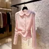 Camisa rosa de manga comprida com gola boneca, estilo doce francês, para mulheres, com design estiloso, amarração na cintura, top modelador, 2026, atraente