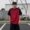 Camiseta de Manga Corta con Bloques de Color Negro y Rojo para Hombre de Marca Americana de Moda Urbana, Diseño Casual Versátil y Elegante con Hombros Acolchados