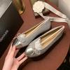 Zapatos Planos de Cuero Genuino con Puntada de Lazo de Hong Kong Estilo Pequeño y Fragante para Mujer Primavera y Otoño Nuevos Planos de Punta Redonda Boca Baja Zapatos de Ballet