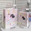Bolsa de Regalo con Póster Nuevo de Dibujos Animados Original para Compras en Supermercado Tienda Departamental Regalo Asa Conveniente Bolsa de Regalo Conveniente