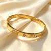 Pulsera de acero de titanio con trébol de cuatro hojas y diamante individual con cierre de retención de color dorado de 18 quilates, accesorio versátil de alta gama para mujer, suministro al por mayor