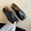 Sapatos retrô de nicho super macios de couro bovino com bico dividido e pele de porco para mulheres, sapatos planos de calçar, pequenos sapatos de couro versáteis em estilo britânico