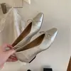 Sapatos Mary Jane com laço de couro patenteado francês 2026 para mulheres, bico quadrado, salto grosso, sola macia, confortáveis de usar, cor vinho tinto