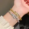 Pulsera con cierre de pinza cuadrada de circón chapada en oro real de 18 quilates, diseño de moda, lujo ligero, sensación de alta gama, accesorio de mano versátil