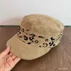 Chapéu equestre de camurça plissado com estampa de leopardo retrô para outono e inverno para mulheres, estiloso e legal, adequado para meninas jovens e da moda, versátil para passeios, chapéu de copa reta