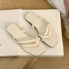 Sandalias de Chancla Estilo Coreano First Encounter Season con Tira Fina para Mujer Verano 2026 Nuevas Sandalias de Playa Planas Elegantes con Punta Cuadrada y Suela Suave