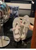 Novos Sapatos Mary Jane Planos Femininos de Bico Redondo para a Primavera de 2026 com Apliques de Strass, Design Vazado em Rede, Sapatilhas Respiráveis