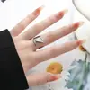 Anel Aberto com Design de Nicho Interessante Feito de Aço Inoxidável, Anel para Dedo Indicador com um Toque de Luxo Leve, Moderno e Fashion, Acessório Versátil Estilo Coreano