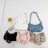 Nova bolsa de axila estilo coreano, bolsa de ombro com corrente camélia da moda, tendência primavera-verão para mulheres, versátil e estilosa para o dia a dia.