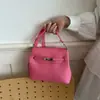 Color sólido, diseño minimalista, nueva colección 2026, moderno y casual, con una estética retro, que irradia elegancia, y con una gran capacidad para el día a día - un bolso de hombro versátil