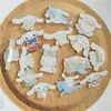 Insignia de acrílico Cinnamoroll caricatura broche pequeño al por mayor ropa bolsa accesorios Cinnamoroll acrílico recuerdo