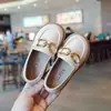 Sapatos de Princesa para Meninas Sapatos de Couro Infantis 2026 Primavera Novo Estilo Coreano Solado Macio Sapatinhos Individuais para Bebês Estudantes