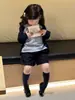 Ropa Infantil Estilo Coreano Nueva Otoño 2026: Chaqueta Camisa de Cuello de Muñeca a Cuadros Bordada Cárdigan Pantalones Cortos de Pana para Niñas