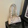 Bolso Tote de Moda con Remaches para Mujer, Bolso de Hombro Versátil Vintage de Alta Gama para el Trabajo y los Viajes Diarios