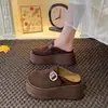 Sandálias slip-on femininas de tamanho pequeno, com sola grossa, que aumentam a altura, cobertas de camurça, bico fechado, nova coleção de outono 2026, com design de fivela de cinto, adequadas para uso ao ar livre
