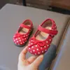 Zapatos para caminar para bebés niñas, zapatos pequeños de cuero, nuevo estilo otoño 2026, de lunares para niños, corte bajo, zapatos de princesa, niña, lazo
