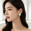 Pendientes Pendientes de perla triangulares estilo europeo lujo ligero gama alta versátiles pendientes simples para el trabajo personalidad femenina nicho
