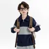 Sudadera para niño 2026 primavera y otoño nuevo estilo, jersey de bloques de color para niños con cuello polo, top de manga larga para niños mayores, moderno