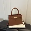 Bolso de mano vintage repujado, bolso tote estilo Kelly con adornos de cuentas de madera, cierre metálico y tamaño pequeño, perfecto para ir al trabajo estilo Melard