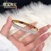 Venta al por mayor de fabricantes de pulseras populares transfronterizas de titanio y acero de lujo ligero y versátiles, colección de pulseras de acero inoxidable de diseño nicho de alta gama