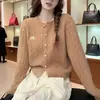 Cardigan de punto para mujer, otoño nuevo, suave y acogedor, diseño retorcido puramente deseable que reduce la edad, con pequeños botones dorados