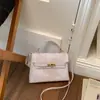 2026 Bolsa de Ombro Transversal Casual da Moda para o Dia a Dia, Texturizada e Minimalista, Nova Mini Bolsa de Mão, Bolsa Quadrada Pequena Casual Feminina