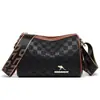 Bolso de Hombro Repujado Retro Moderno Versátil para Madres de Mediana Edad Correa Ancha Bolso Cubo Boston Bolso Cruzado para Mujer