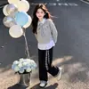 Conjunto de duas peças estilo colegial para meninas mais velhas, apresentando um top patchwork e calça casual xadrez com blocos de cor, um look versátil e moderno