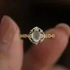 Anel Romântico de Chalcedônia Branca Cabochão de Alto Padrão para Mulheres, Anel de Dedo Indicador Trançado oco de Verão Doce, Estilo de Moda de Luxo Leve Nicho