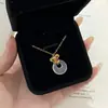 Colar de flor de cerejeira em zircônia para mulheres, design floral moderno e de nicho, popular entre influenciadores, com um toque de alta qualidade e luxo, um acessório de corrente de clavícula delicado e elegante