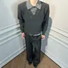 Suéter gris oscuro de imitación dos piezas con cuello en V, unisex, otoño/invierno, estilo casual y relajado, capa base de punto, top interior con cuello