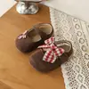 Sapatos Estilo Birkenstock para Meninas com Laço, Sapatilhas de Princesa, Novo Estilo Primavera 2026, Mocassins Versáteis Vazados para Bebês