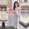 2026 Novas Calças Xadrez Casuais Elegantes de Perna Larga Conjunto de Duas Peças Tendência de Verão para Meninas com Top Fino de Manga Curta