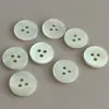 Botones de Concha en Stock Botones de Concha de Caracol Natural Botones Planos de Tres Agujeros Botones para Ropa de Punto de Alta Gama