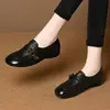 Sapatilhas macias de couro da moda para mulheres, coleção 2026, bico redondo, salto grosso, novo estilo outono, inspiração britânica, versátil para o trabalho e o dia a dia, sapatos pequenos de couro para mulheres