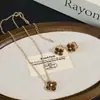 Colar Elegante de Luxo Leve Estilo Francês com Flor Única e Trevo de Quatro Folhas para Mulheres, Pingente Versátil, Brincos de Ouro Rosê para Melhores Amigas, Corrente para Clavícula