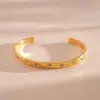 Pulseira Oca Oval com Zircônia Galvanizada em Ouro Real 18K, Pulseira de Design Exclusivo, Luxo Leve, Sensação de Alto Padrão, Joia de Mão Elegante