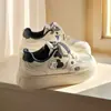 2026 Primavera/Verano Estilo Nuevo Estudiante Moda Versátil Lindo Planos Cómodos Ligeros Zapatillas de Entrenamiento Alemanas para Mujer